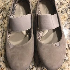 Size 7 Hush Puppies grey Mary Janes! New condition